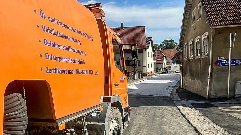Auf der Baustelle in Knetzgau ist einem Lastkraftwagen am Montag der Ölschlauch geplatzt. Nun muss das Öl beseitigt werden – und die Bauarbeiten im Ortskern dauern länger. Auf der Baustelle in Knetzgau ist einem Lastkraftwagen am Montag der Ölschlauch geplatzt. Nun muss das Öl beseitigt werden – und die Bauarbeiten im Ortskern dauern länger.