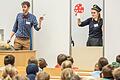 In der Kinderuni im Hörsaal Audimax in der Universität in Würzburg lauschen Kinder einer Vorlesung von Dozenten Sebastian Market und Veronika Perschin im Jahr 2022.