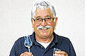 Die Form ist von Bedeutung: Brenner Dieter Söllner zieht das bauchige Glas vor. Darin entfaltet sich das Aroma besser als im Stamperl, das häufig noch für Schnaps verwendet wird.