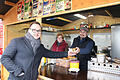 Raphael Zehe (von links) besuchte gestern trotz des Anschlags in Berlin den Bad Kissinger Weihnachtsmarkt und kaufte eine Wurst bei Elena und Spartak Badikjan. Foto: Ralf Ruppert       -  Raphael Zehe (von links) besuchte gestern trotz des Anschlags in Berlin den Bad Kissinger Weihnachtsmarkt und kaufte eine Wurst bei Elena und Spartak Badikjan. Foto: Ralf Ruppert