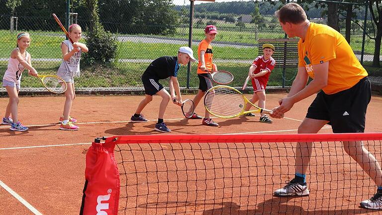 Ferienspaß weckt Tennisfieber - (schd) Der große Tennisboom mag vorbei sein, doch im Röthleiner Ferienspaß war das Tennis-Schnuppern bei der DJK Hirschfeld schnell ausgebucht. Bei perfektem Tenniswetter schwangen 17 Kinder den Tennisschläger auf der Tennisanlage neben dem neuen DJK-Sportgelände. In verschiedenen Gruppen wurde bei den Trainern Katja und Andreas Michallik sowie Jugendleiter Matthias Schneider das Gefühl für das Spiel mit der kleinen gelben Filzkugel geübt, Koordination und Motorik geschult und Spielsituationen im Kleinfeld trainiert. Die Kinder waren sichtlich begeistert und voll bei der Sache, auch wenn im Vorfeld nur einige wenige Tenniserfahrungen gesammelt haben. Für die Hirschfelder DJK-Tennisabteilung, der einzigen in der Großgemeinde, ist die Teilnahme am Ferienspaß eine gute Gelegenheit, den Nachwuchs an die Ballsportart heranzuführen. Darüber hinaus finden jährlich die sogenannten Kindergartentennistage für sportbegeisterte Kindergartenkinder statt. Interessierte können sich auf der Homepage der DJK Hirschfeld, www.djkhirschfeld.de, informieren oder sich bei Jugendwart Matthias Schneider melden, ? (0 97 23) 34 15, E-Mail djk.tennisjugend@outlook.de. Auch Arthur Rückert steht als Ansprechpartner bereit, ? (0 97 23) 41 98, arthur.rueckert@gmx.de. Ferienspaß weckt Tennisfieber - (schd) Der große Tennisboom mag vorbei sein, doch im Röthleiner Ferienspaß war das Tennis-Schnuppern bei der DJK Hirschfeld schnell ausgebucht. Bei perfektem Tenniswetter schwangen 17 Kinder den Tennisschläger auf der Tennisanlage neben dem neuen DJK-Sportgelände. In verschiedenen Gruppen wurde bei den Trainern Katja und Andreas Michallik sowie Jugendleiter Matthias Schneider das Gefühl für das Spiel mit der kleinen gelben Filzkugel geübt, Koordination und Motorik geschult und Spielsituationen im Kleinfeld trainiert. Die Kinder waren sichtlich begeistert und voll bei der Sache, auch wenn im Vorfeld nur einige wenige Tenniserfahrungen gesammelt haben. Für die Hirschfelder DJK-Tennisabteilung, der einzigen in der Großgemeinde, ist die Teilnahme am Ferienspaß eine gute Gelegenheit, den Nachwuchs an die Ballsportart heranzuführen. Darüber hinaus finden jährlich die sogenannten Kindergartentennistage für sportbegeisterte Kindergartenkinder statt. Interessierte können sich auf der Homepage der DJK Hirschfeld, www.djkhirschfeld.de, informieren oder sich bei Jugendwart Matthias Schneider melden, ? (0 97 23) 34 15, E-Mail djk.tennisjugend@outlook.de. Auch Arthur Rückert steht als Ansprechpartner bereit, ? (0 97 23) 41 98, arthur.rueckert@gmx.de.