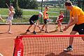 Ferienspaß weckt Tennisfieber       -  (schd)   Der große Tennisboom mag vorbei sein, doch im Röthleiner Ferienspaß war das Tennis-Schnuppern bei der DJK Hirschfeld schnell ausgebucht. Bei perfektem Tenniswetter schwangen 17 Kinder den Tennisschläger auf der Tennisanlage neben dem neuen DJK-Sportgelände. In verschiedenen Gruppen wurde bei den Trainern Katja und Andreas Michallik sowie Jugendleiter Matthias Schneider das Gefühl für das Spiel mit der kleinen gelben Filzkugel geübt, Koordination und Motorik geschult und Spielsituationen im Kleinfeld trainiert. Die Kinder waren sichtlich begeistert und voll bei der Sache, auch wenn im Vorfeld nur einige wenige Tenniserfahrungen gesammelt haben. Für die Hirschfelder DJK-Tennisabteilung, der einzigen in der Großgemeinde, ist die Teilnahme am Ferienspaß eine gute Gelegenheit, den Nachwuchs an die Ballsportart heranzuführen. Darüber hinaus finden jährlich die sogenannten Kindergartentennistage für sportbegeisterte Kindergartenkinder statt. Interessierte können sich auf der Homepage der DJK Hirschfeld, www.djkhirschfeld.de, informieren oder sich bei Jugendwart Matthias Schneider melden, ? (0 97 23) 34 15, E-Mail djk.tennisjugend@outlook.de. Auch Arthur Rückert steht als Ansprechpartner bereit, ? (0 97 23) 41 98, arthur.rueckert@gmx.de.