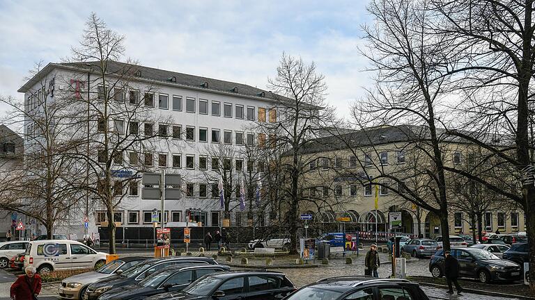 Der Paradeplatz am Dom in der Würzburger Innenstadt soll umgestaltet werden. Neben der Franchise-Kette 'L'Osteria' und einem Hotel soll nun auch ein Restaurant der Prime Family Group dort Platz finden. Der Paradeplatz am Dom in der Würzburger Innenstadt soll umgestaltet werden. Neben der Franchise-Kette 'L'Osteria' und einem Hotel soll nun auch ein Restaurant der Prime Family Group dort Platz finden.