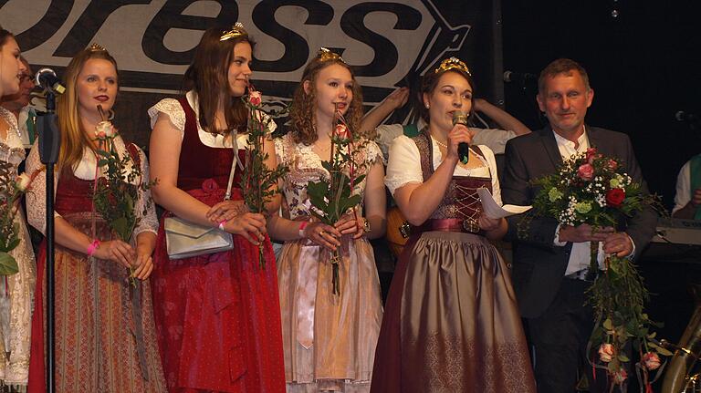 Vor einem Jahr war die Wein-Welt noch in Ordnung: Nenzenheims damalige Weinprinzessin Ann-Kathrin Därr (am Mikro) und Weinbauvereinsvorsitzender Alexander Hansch mit den Weinhoheiten der Region bei der Eröffnung des 42. Nenzenheimer Weinfests. Vor einem Jahr war die Wein-Welt noch in Ordnung: Nenzenheims damalige Weinprinzessin Ann-Kathrin Därr (am Mikro) und Weinbauvereinsvorsitzender Alexander Hansch mit den Weinhoheiten der Region bei der Eröffnung des 42. Nenzenheimer Weinfests.