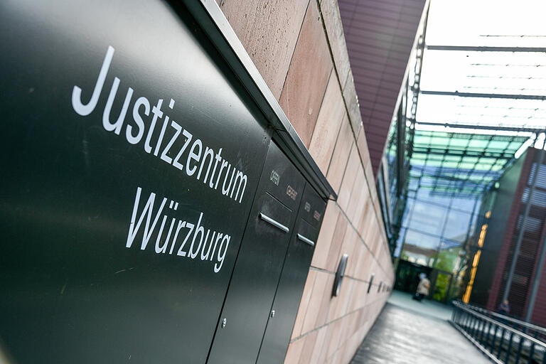 Das Justizzentrum Würzburg: Im Jugendstrafrecht stehe nicht die Strafe, sondern der Erziehungsgedanke an erster Stelle, sagt Jürgen Reiher, stellvertretender Leiter des Amtsgerichts. Das Justizzentrum Würzburg: Im Jugendstrafrecht stehe nicht die Strafe, sondern der Erziehungsgedanke an erster Stelle, sagt Jürgen Reiher, stellvertretender Leiter des Amtsgerichts.