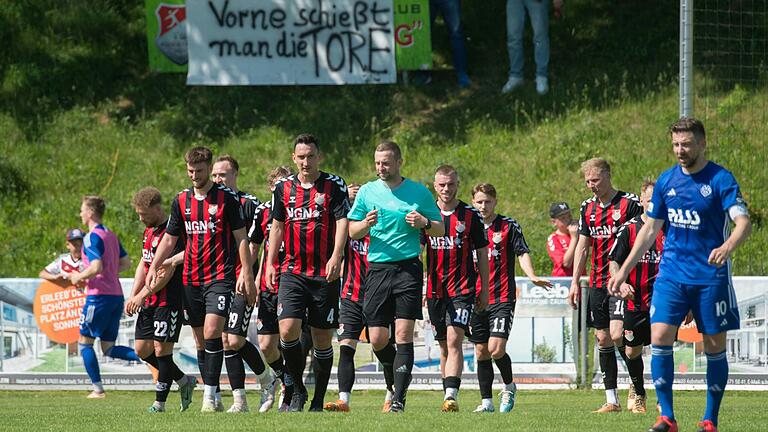 Ein Tor, erzielt von Patrick Hofmann (links, Nummer 22), reichte dem TSV Aubstadt im Heimspiel gegen Viktoria Aschaffenburg zum Sieg.