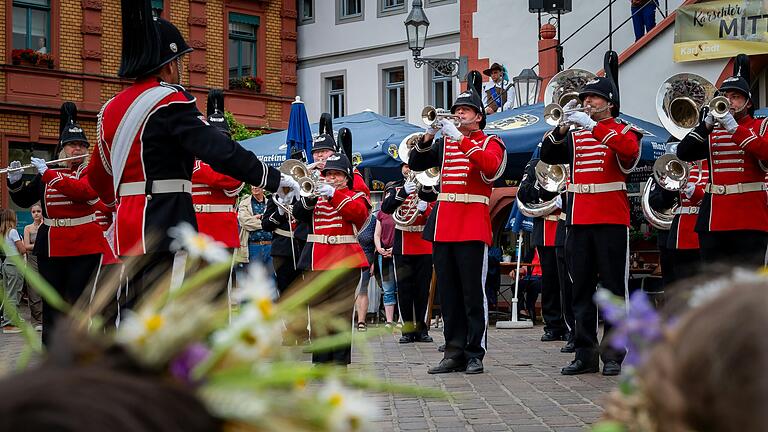 Beim 'Karschter Mittsommer' treten die Musiker des Spielmanns- und Fanfarenzug Retzbach auf dem Karlstadter Marktplatz auf.