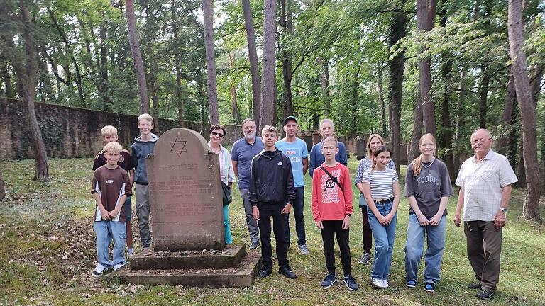 Auf dem Foto Moritz Schubert, Jonas Wiesinger, Jakob Berger, Gudrun Mirlein, Herwig Schunk, Jonas Rauscher, Yves Schubert, Luitpold Graf Wolffskeel, Timo Schwab, Sabine Schwab, Alina Schunk, Lea Heidrich, Josef Laudenbacher.