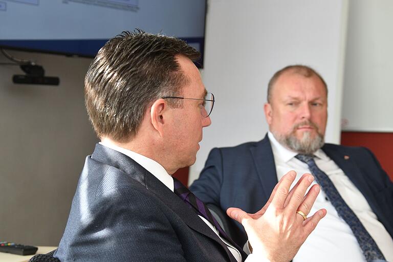 Landrat und KU-Verwaltungsratsvorsitzender Thomas Eberth (rechts) setzt hohe Erwartungen an den neuen KU-Vorstand Robert Scheller. Landrat und KU-Verwaltungsratsvorsitzender Thomas Eberth (rechts) setzt hohe Erwartungen an den neuen KU-Vorstand Robert Scheller. 