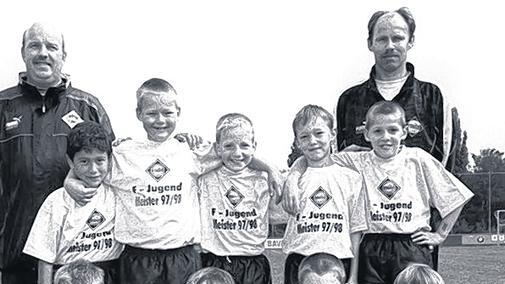 Doppelter Straßberger: Das Foto von 1998 zeigt Bayern Kitzingens meisterhafte F-Junioren mit Trainer Burkhard Straßberger (hinten rechts) und Sohnemann Benedikt (vorne rechts). Mit im Bild sind (hinten von links) Betreuer Michael Warschecha, Tolga Arayici, Rudolf Bott, Florian Warschecha, Mathias Brunsch, Tobias Herrling (sowie vorne) Sven Endres, Nico Sauer und Daniel Gotthold.