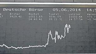 Historisch: Beflügelt von der lockeren Geldpolitik der EZB hat der Dax erstmals die Marke von 10 000 Punkten geknackt.