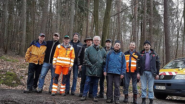 Alle Grenzzeichen zwischen Steinfeld und Pflochsbach überprüft - (ret) Zu einem gemeinsamen Grenzgang haben sich im Januar die Feldgeschworenen der Gemeinden Steinfeld und Pflochsbach getroffen. Eine Grenzbegehung wird vom Bürgermeister einer Gemeinde oder in Absprache mit dem Bürgermeister der Nachbargemeinde angeordnet. Sie dient der Überprüfung, Ausrichtung und gegebenenfalls der Neusetzung gemeindeeigenen Grenzzeichen. Nach der Begrüßung durch den Ortsobmann Felix Seufert machten sich zehn Feldgeschworene auf, gemeinsam die Gemarkungsgrenze der beiden Gemeinden abzulaufen. Nach gut zweieinhalb Stunden waren alle Grenzzeichen auf Vollzähligkeit, richtigen Sitz und Beschädigungen überprüft. Zum Abschluss lud die Gemeinde Steinfeld zu einem geselligen Mittagessen ein, bei dem gleich die anstehenden Pflege- und Reparaturarbeiten besprochen werden konnten. Teilnehmer waren: Harald Christ, Stefan Grein, Klemens Fleckenstein, Walter Herrmann, Albrecht Wolf, Georg Neeser, Richard Schubert, Wendelin Heilgenthal, Felix Seufert und Thomas Weidner. Alle Grenzzeichen zwischen Steinfeld und Pflochsbach überprüft - (ret) Zu einem gemeinsamen Grenzgang haben sich im Januar die Feldgeschworenen der Gemeinden Steinfeld und Pflochsbach getroffen. Eine Grenzbegehung wird vom Bürgermeister einer Gemeinde oder in Absprache mit dem Bürgermeister der Nachbargemeinde angeordnet. Sie dient der Überprüfung, Ausrichtung und gegebenenfalls der Neusetzung gemeindeeigenen Grenzzeichen. Nach der Begrüßung durch den Ortsobmann Felix Seufert machten sich zehn Feldgeschworene auf, gemeinsam die Gemarkungsgrenze der beiden Gemeinden abzulaufen. Nach gut zweieinhalb Stunden waren alle Grenzzeichen auf Vollzähligkeit, richtigen Sitz und Beschädigungen überprüft. Zum Abschluss lud die Gemeinde Steinfeld zu einem geselligen Mittagessen ein, bei dem gleich die anstehenden Pflege- und Reparaturarbeiten besprochen werden konnten. Teilnehmer waren: Harald Christ, Stefan Grein, Klemens Fleckenstein, Walter Herrmann, Albrecht Wolf, Georg Neeser, Richard Schubert, Wendelin Heilgenthal, Felix Seufert und Thomas Weidner.