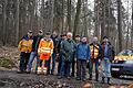 Alle Grenzzeichen zwischen Steinfeld und Pflochsbach überprüft       -  (ret)   Zu einem gemeinsamen Grenzgang haben sich im Januar die Feldgeschworenen der Gemeinden Steinfeld und Pflochsbach getroffen. Eine Grenzbegehung wird vom Bürgermeister einer Gemeinde oder in Absprache mit dem Bürgermeister der Nachbargemeinde angeordnet. Sie dient der Überprüfung, Ausrichtung und gegebenenfalls der Neusetzung gemeindeeigenen Grenzzeichen. Nach der Begrüßung durch den Ortsobmann Felix Seufert machten sich zehn Feldgeschworene auf, gemeinsam die Gemarkungsgrenze der beiden Gemeinden abzulaufen. Nach gut zweieinhalb Stunden waren alle Grenzzeichen auf Vollzähligkeit, richtigen Sitz und Beschädigungen überprüft. Zum Abschluss lud die Gemeinde Steinfeld zu einem geselligen Mittagessen ein, bei dem gleich die anstehenden Pflege- und Reparaturarbeiten besprochen werden konnten. Teilnehmer waren: Harald Christ, Stefan Grein, Klemens Fleckenstein, Walter Herrmann, Albrecht Wolf, Georg Neeser, Richard Schubert, Wendelin Heilgenthal, Felix Seufert und Thomas Weidner.