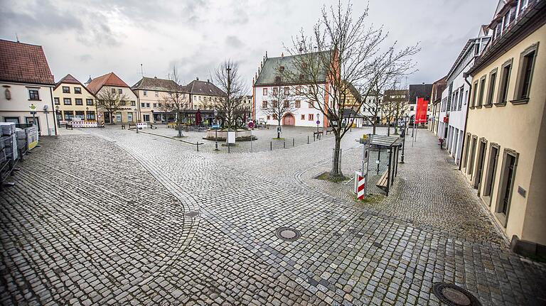 Wenige Wochen später, die gleiche Stelle, an einem Samstagvormittag Ende März: Der Haßfurter Marktplatz ist wie leergefegt, kein Mensch ist unterwegs, nicht einmal ein Auto ist auf dem Bild zu erkennen. Wenige Wochen später, die gleiche Stelle, an einem Samstagvormittag Ende März: Der Haßfurter Marktplatz ist wie leergefegt, kein Mensch ist unterwegs, nicht einmal ein Auto ist auf dem Bild zu erkennen. 