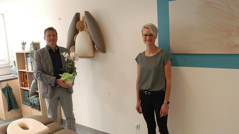 Bürgermeister Thomas Helbling (links) gratuliert Theresa Kawitzke zur Eröffnung ihrer Ostheopathie-Praxis. Bürgermeister Thomas Helbling (links) gratuliert Theresa Kawitzke zur Eröffnung ihrer Ostheopathie-Praxis.