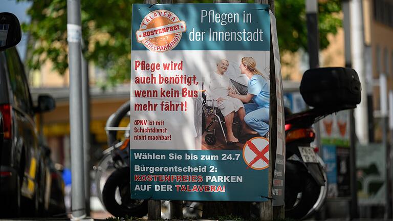 Plakat des Bürgerbegehrens 'Kostenfreies Parken auf der Talavera' in der Zellerau.