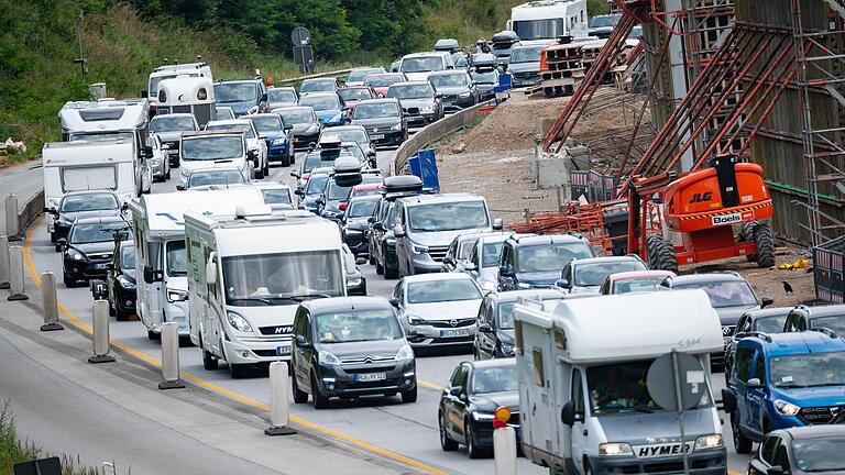 Hohes Verkehrsaufkommen, verbunden mit zahlreichen Staus (wie hier auf der A7), und Anreisen zu Fußball-Spielen vertragen sich nicht besonders gut. Diese Erfahrung machten in der vergangenen Woche auch die Regionalliga-Fußballer vom FC 05 Schweinfurt.