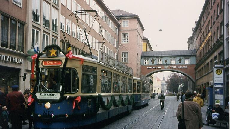 Münchner Christkindl-Trambahn       -  Die Münchner Christkindl-Trambahn fuhr das erste Mal im November 1994. (Archivbild)