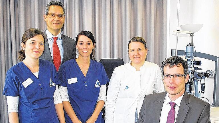 Rück-Wechsel in die Heimat: Dr. Marc Schargus (rechts) ist neuer Chefarzt der Augenklinik der Ober-Scharrer-Gruppe in Gerolzhofen und zugleich Ärztlicher Leiter des Medizinischen Versorgungszentrums für Augenheilkunde in Schweinfurt. Das Bild zeigt ihn zusammen mit (von links) Sandra Wirth (Augenoptikerin), Stefano Wulf (Geschäftsführer der Ober-Scharrer-Gruppe), Tanja Kornacker (medizinische Fachangestellte) und Dr. Andrea Pfister (Fachärztin für Augenheilkunde).