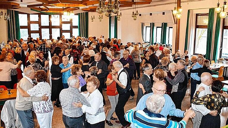 Die Tanznachmittag für Senioren in der Festhalle Heustreu erfreut sich seit Jahrzehnten großer Beliebtheit. Das zeigt auch die steigende Zahl der Tanzbegeisterten.