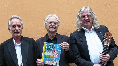 Der Schriftsteller Paul Maar (Mitte), flankiert von den Musikern Konrad Haas (links) und Wolfgang Stute (rechts), die mit ihm das &bdquo;Schiefe Märchen-Trio&ldquo; bilden.