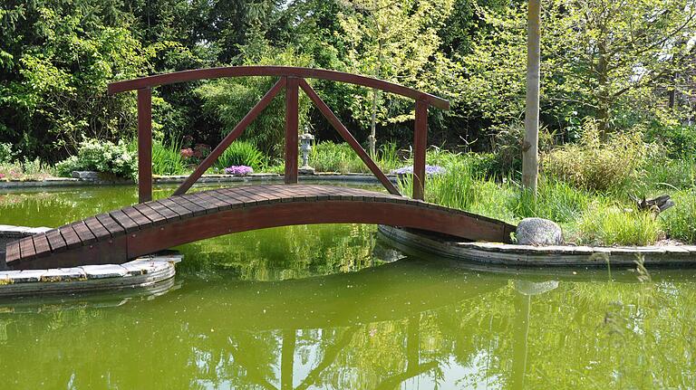 Asien und das Element Wasser haben Manuela und Thomas Gruber im Maroldsweisacher Ortsteil Marbach bei der Gestaltung ihres Gartens inspiriert. Asien und das Element Wasser haben Manuela und Thomas Gruber im Maroldsweisacher Ortsteil Marbach bei der Gestaltung ihres Gartens inspiriert.