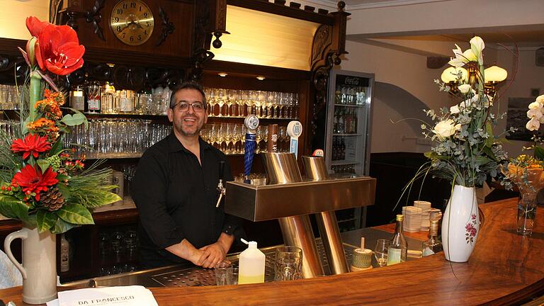 Auch die Bar in seinem neuen Lokal am Marktplatz 6 in Karlstadt hat Wirt Francesco Zedda vor der Eröffnung des „Da Francesco“ umgestaltet.&nbsp;