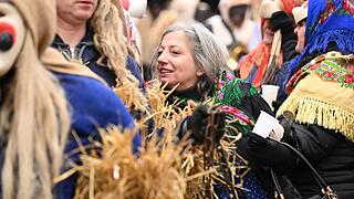Rhöner Maskenfastnacht       -  Zahlreiche Menschen verfolgen am Sonntag (05.02.23) in Oberelsbach die sogenannte Rhöner Maskenfastnacht. Bei der Maskenfastnacht ziehen die Narren mit handgeschnitzten Masken durch die Straßen des kleinen Ortes im Landkreis Rhön-Grabfeld.