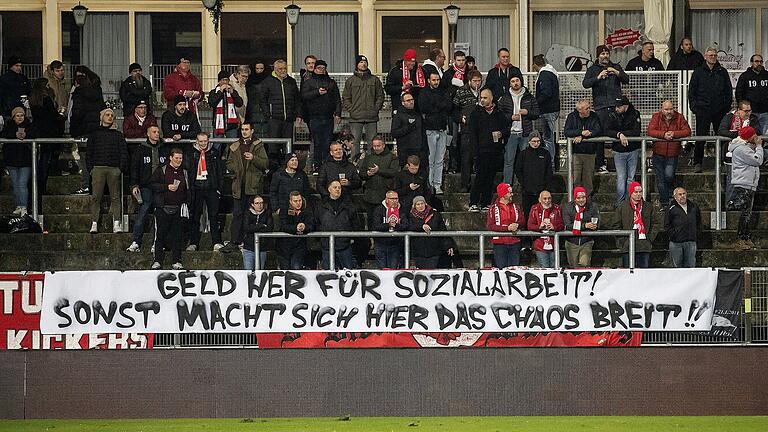 Fans der Würzburger Kickers protestieren am Rand des Heimspiels gegen den FV Illertissen für eine Fortführung der städtischen Unterstützung für das Fanprojekt. Fans der Würzburger Kickers protestieren am Rand des Heimspiels gegen den FV Illertissen für eine Fortführung der städtischen Unterstützung für das Fanprojekt.