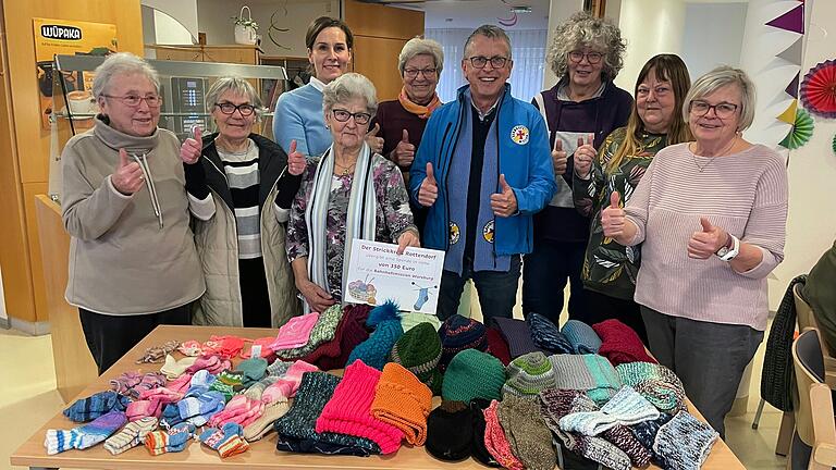 Strickkreis Rottendorf mit Christine Dawidziak-Knorsch und Michael Lindner-Jung bei der Übergabe der Stricksachen.