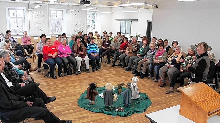 Blick in die Runde: Für das Thema des Nachmittags &bdquo;Männer.Typen &ndash; Wilde Paarungen der Bibel&ldquo; hatte sich eine ganze Reihe von Frauen interessiert und war der Einladung in die Alte Schule nach Rügheim gefolgt.