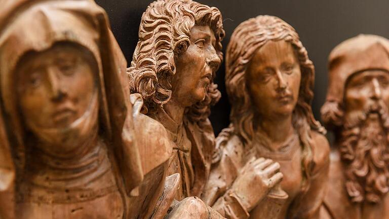 Unbekanntes Riemenschneider-Werk: Nahaufnahme der Figurengruppe der &bdquo;Grablegung&ldquo;. Die Ausführung sei &bdquo;meisterlich&ldquo;, sagt Kunstreferent Jürgen Lenssen.