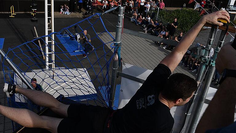 Ziemlich platt waren die Sportler nach dem Erklimmen der &bdquo;Warped Wall&ldquo;, wo man aus vier Metern Höhe einen schönen Überblick übers Gelände hatte.