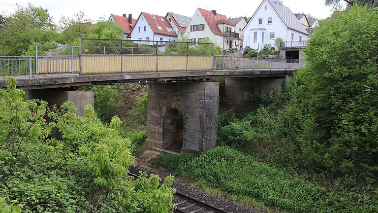 1,7 Millionen Euro sind heuer für die Erneuerung dieser Eisenbahnbrücke in Stetten im Haushaltsentwurf der Stadt Karlstadt angesetzt.&nbsp;