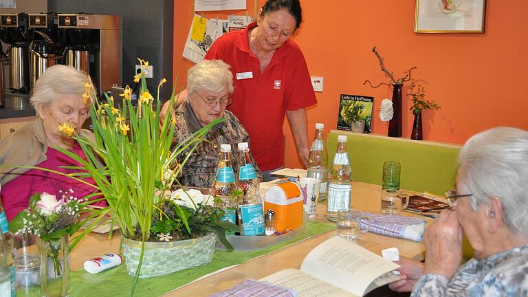 Singstunde im Alten- und Pflegeheim St. Bruno in Haßfurt. Die Pflegekräfte freuen sich über die Anerkennung, die ihnen die Pflegedank-Stiftung von Winfried Wiendl entgegenbringt. 'Das ist schon eine sehr große Wertschätzung für uns Mitarbeiter', sagt Reinhilde Schüll (Mitte).