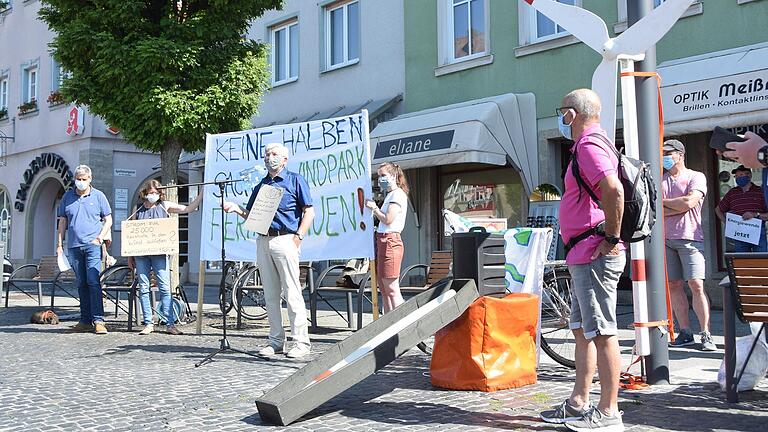 Bei der relativ spontan anberaumten Demonstration in Bad Neustadt kamen etwas mehr als die 50 erlaubten Teilnehmer zusammen.