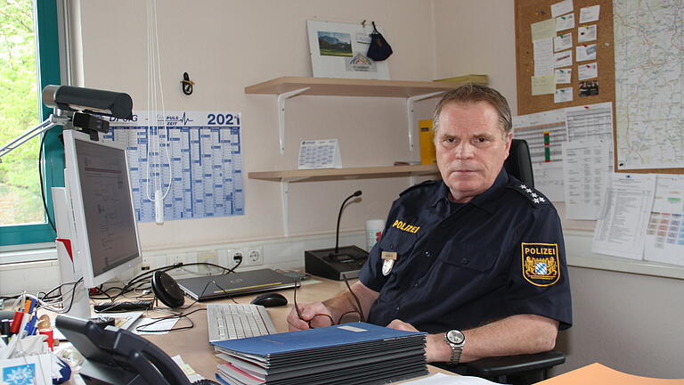 Der Leiter der Polizeiinspektion Gerolzhofen, Erster Polizeihauptkommissar Michael Hußlein, ist überraschend gestorben. Der Leiter der Polizeiinspektion Gerolzhofen, Erster Polizeihauptkommissar Michael Hußlein, ist überraschend gestorben.