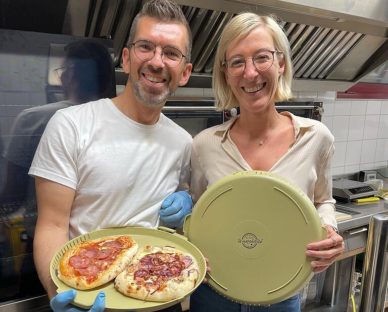 Sie sollen die Umwelt schonen und Zeit und Geld sparen: Pizzeria-Betreiber Abéle und Nadine Melissa setzen auf Mehrweg-Pizzaboxen. Sie sollen die Umwelt schonen und Zeit und Geld sparen: Pizzeria-Betreiber Abéle und Nadine Melissa setzen auf Mehrweg-Pizzaboxen.