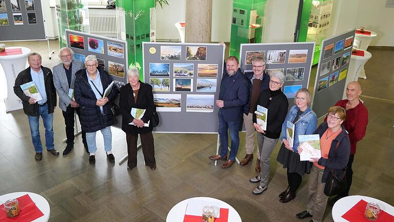 Landrat Thomas Eberth (Mitte) gratulierte bei einer kleinen Vernissage im Landratsamt den Gewinnerinnen und Gewinnern des Jubiläums-Fotowettbewerbs des Landkreises Würzburg. Als Preisträger freuten sich: (von links) Gottfried Kürbiß, Ekkehard Römmelt, Jutta Arens, Hannelore Grimm, Armin Martin (erster Preis), Andrea Weber (zweiter Preis), Verena Düchs, Renate Scheurich und Motty Henoch.