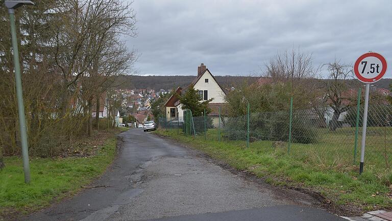 Um aus einem alten Feldweg eine Straße zu machen, muss sie erschlossen werden. Die dabei entstehenden Kosten könnten grundsätzlich auf die Anlieger umgelegt werden. Dafür machte der Bauausschuss nun einen entsprechenden Abwägungsbeschluss. Um aus einem alten Feldweg eine Straße zu machen, muss sie erschlossen werden. Die dabei entstehenden Kosten könnten grundsätzlich auf die Anlieger umgelegt werden. Dafür machte der Bauausschuss nun einen entsprechenden Abwägungsbeschluss.