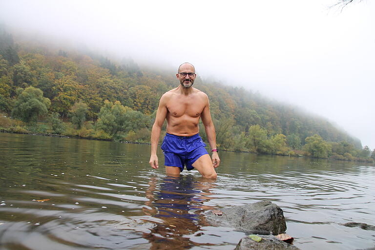 Für Ralf Biermann ist der Main mit zwölf Grad warm.