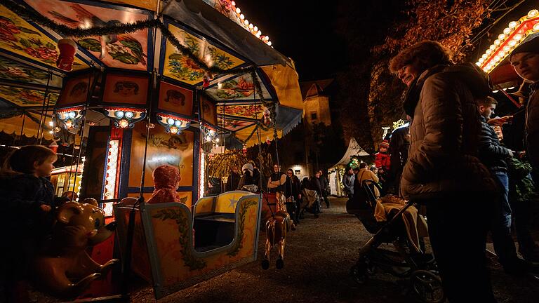 Wie vor der Corona-Zwangspause können Kindern dieses Jahr am Sommerhäuser Weihnachtsmarkt mit dem Karussell fahren. Wie vor der Corona-Zwangspause können Kindern dieses Jahr am Sommerhäuser Weihnachtsmarkt mit dem Karussell fahren.