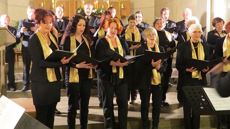 Alle Sängerinnen und Sänger des Gesangvereins Cäcilia freuen sich auf das Festwochenende zum 140-jährigen Jubiläum. Hier eine Archivaufnahme vom Adventskonzert 2014.