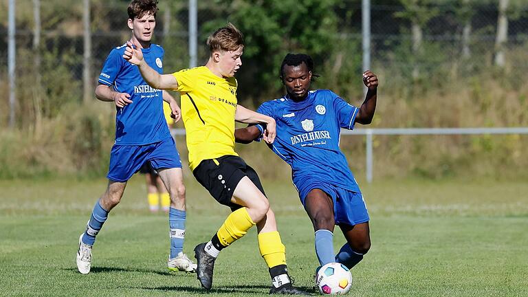 Den Ball im Blick: Fynn van Noppen (vorne links) und Hermann Ngankwe Tchokouaha (rechts) vom Würzburger FV II. Den Ball im Blick: Fynn van Noppen (vorne links) und Hermann Ngankwe Tchokouaha (rechts) vom Würzburger FV II.