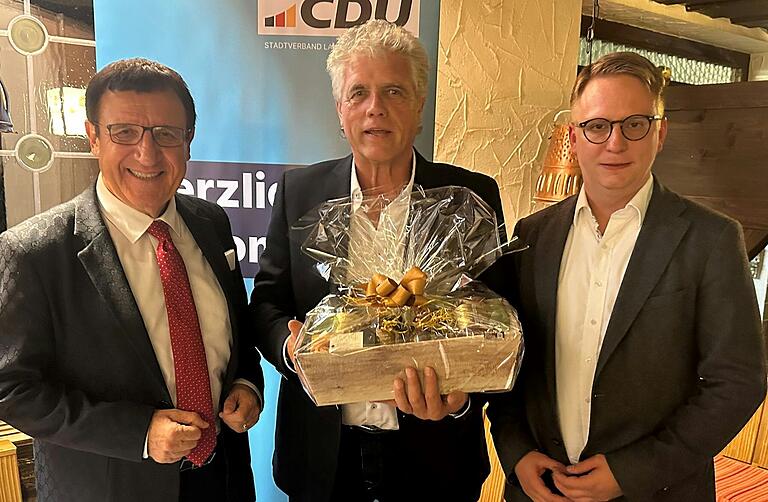 Der CDU-Kreisvorsitzende Prof. Dr. Wolfgang Reinhart MdL (links) dankte dem scheidenden Stadtverbandsvorsitzenden Egbert Wöppel (Mitte) für seine Arbeit und gratulierte dessen Nachfolger Dominik Martin zur Wahl. Der CDU-Kreisvorsitzende Prof. Dr. Wolfgang Reinhart MdL (links) dankte dem scheidenden Stadtverbandsvorsitzenden Egbert Wöppel (Mitte) für seine Arbeit und gratulierte dessen Nachfolger Dominik Martin zur Wahl.
