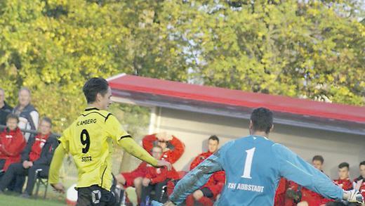 Auf dem Weg zum 1:3: Ambergs Angreifer Sven Seitz umkurvt Aubstadts Torwart Christian Mack außerhalb des Strafraums und schiebt ein. In der Nachspielzeit setzte Seitz in gleicher Weise noch das 1:4 drauf.