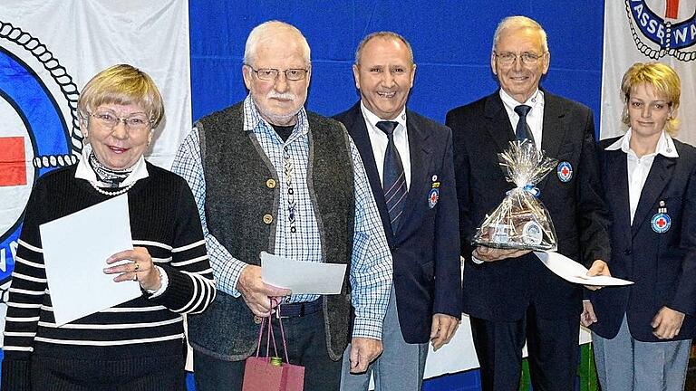 Geehrt für 60-jährige Mitgliedschaft wurden beim Kommersabend der Wasserwacht (von links): Waltraud Ehrenfels und Richard Schulze im Bild zusammen mit dem 1. WW-Vorsitzender Reiner Messerer, WW-Ehrenmitglied Richard Rösch und der 2. WW-Vorsitzenden Gabriele Stumpf. Geehrt für 60-jährige Mitgliedschaft wurden beim Kommersabend der Wasserwacht (von links): Waltraud Ehrenfels und Richard Schulze im Bild zusammen mit dem 1. WW-Vorsitzender Reiner Messerer, WW-Ehrenmitglied Richard Rösch und der 2. WW-Vorsitzenden Gabriele Stumpf.