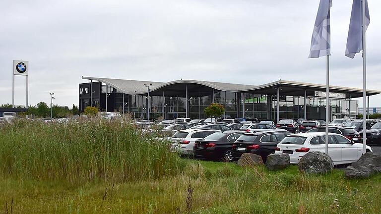 Neben BMW (Foto) und Mercedes kommt mit Audi (an der Kreisstraße nach Grafenrheinfeld) alsbald ein weiteres Autohaus in den Industrie- und Gewerbepark.