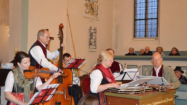 Ihr 25-jähriges Bestehen feierten 'Schuberts Stubenmusik und Freunde' in der Kirche von Geroda mit einem großen Jubiläumskonzert. Von den voll besetzten Rängen gab es am Ende riesigen Applaus für die zahlreichen Mitwirkenden, die in den verschiedensten  Besetzungen auftraten.Thomas Schubert       -  Ihr 25-jähriges Bestehen feierten 'Schuberts Stubenmusik und Freunde' in der Kirche von Geroda mit einem großen Jubiläumskonzert. Von den voll besetzten Rängen gab es am Ende riesigen Applaus für die zahlreichen Mitwirkenden, die in den verschiedensten  Besetzungen auftraten.Thomas Schubert