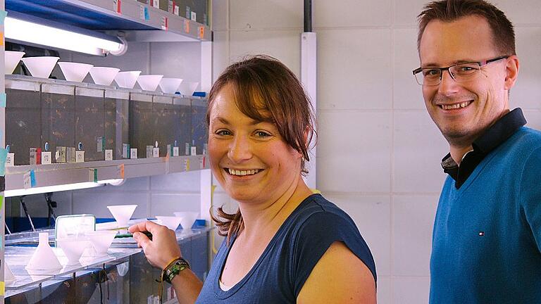 Stephanie Graser und Daniel Liedtke vor Aquarien mit Zebrafischen.